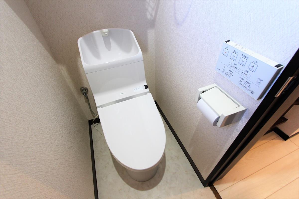 伊賀市上野東ニュータウン「リノベ済みの白亜の一軒家」のトイレ２