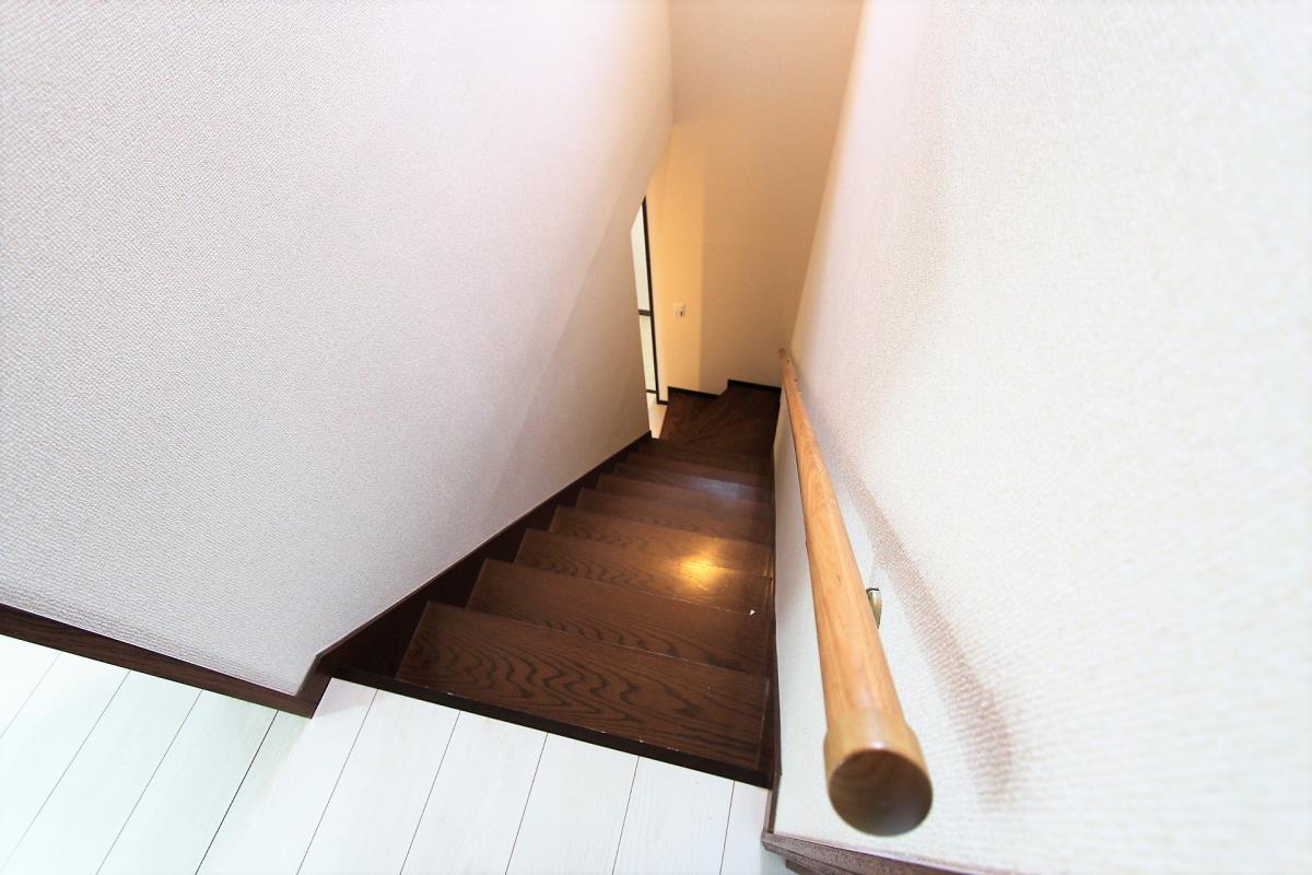 伊賀市上野東ニュータウン「リノベ済みの白亜の一軒家」の階段２