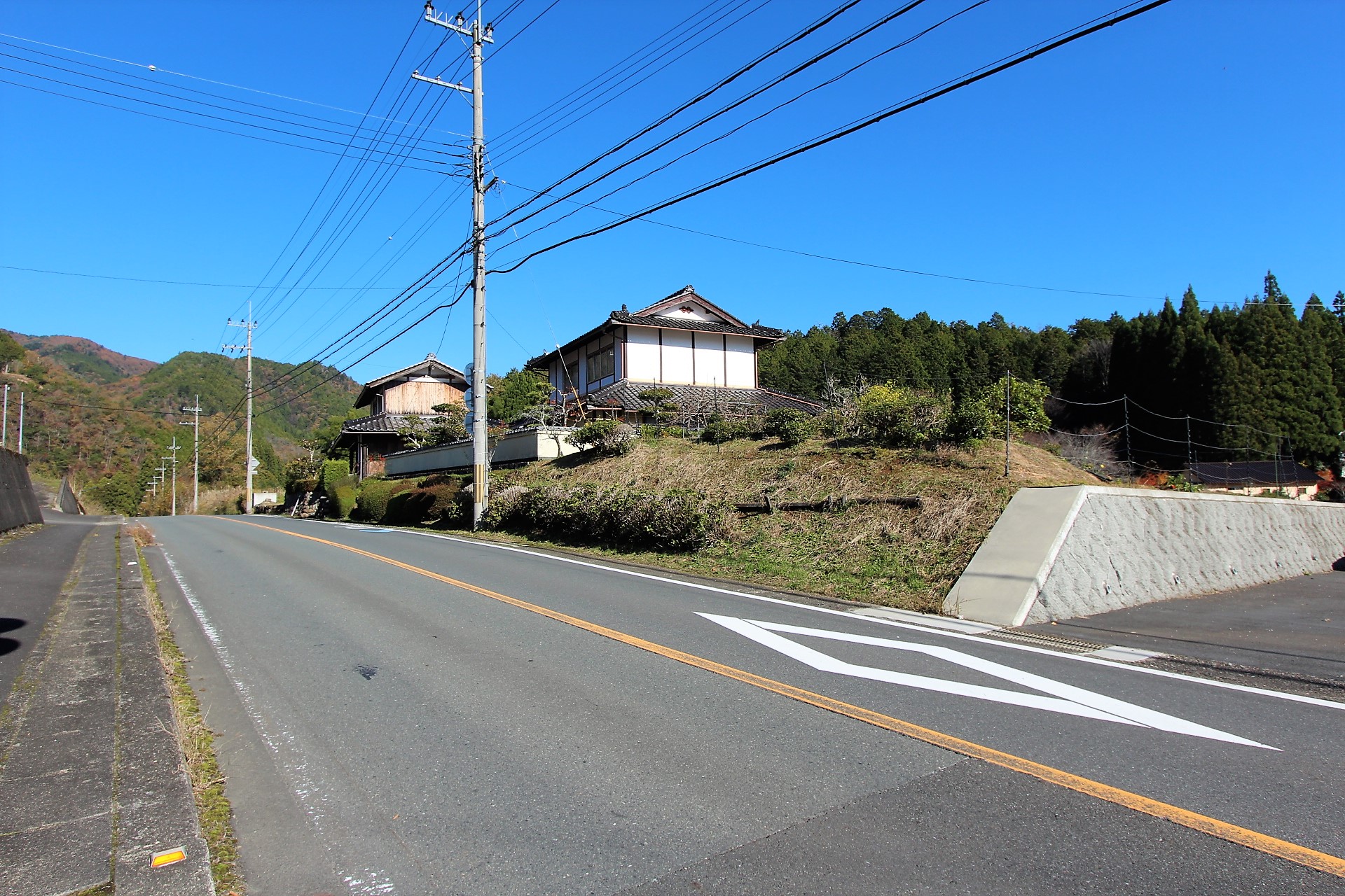 京都府南丹市美山町三埜「日本の故郷に佇む瀟洒な日本家屋」の前面道路