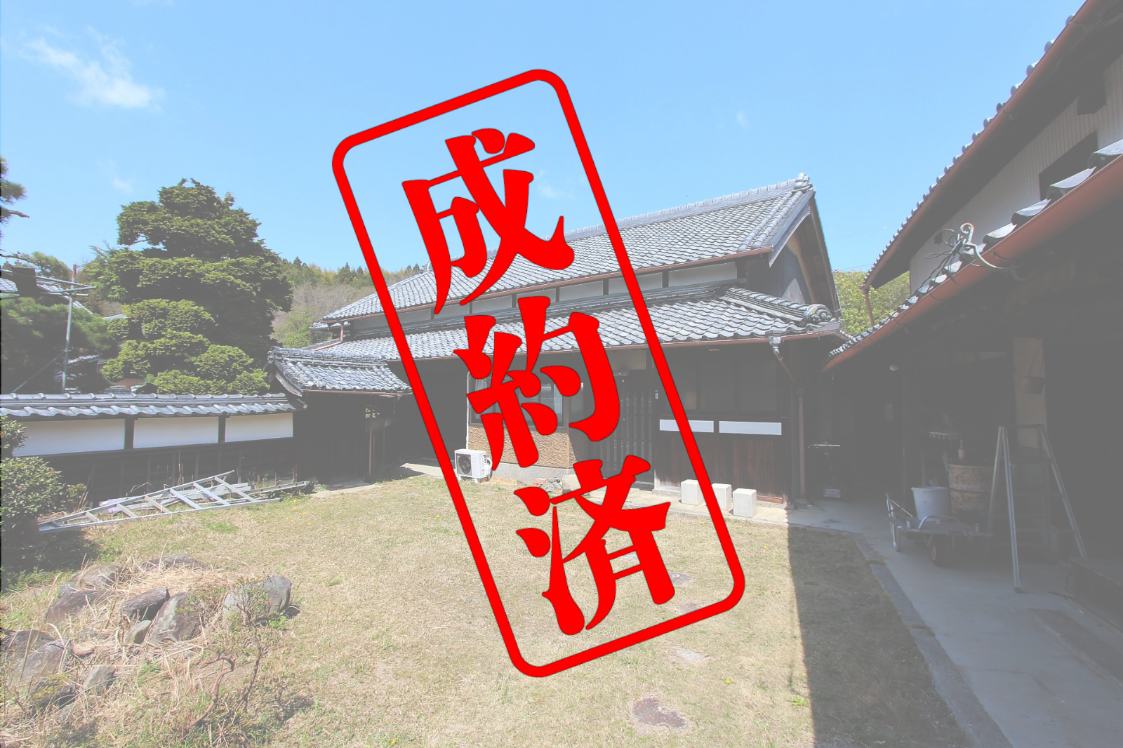 三重県伊賀市土橋「伊賀の町並みを望む長屋門のある風情漂う古民家」
