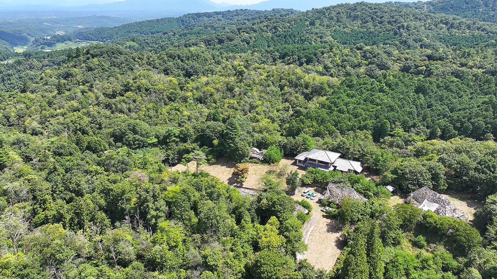 5608坪超の敷地と計294.5帖の建屋を擁する森に佇むポツンと一軒家！